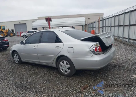 2005 Toyota Camry Le z USA, uszkodzony, nr VIN 4T1BE32K05U599634